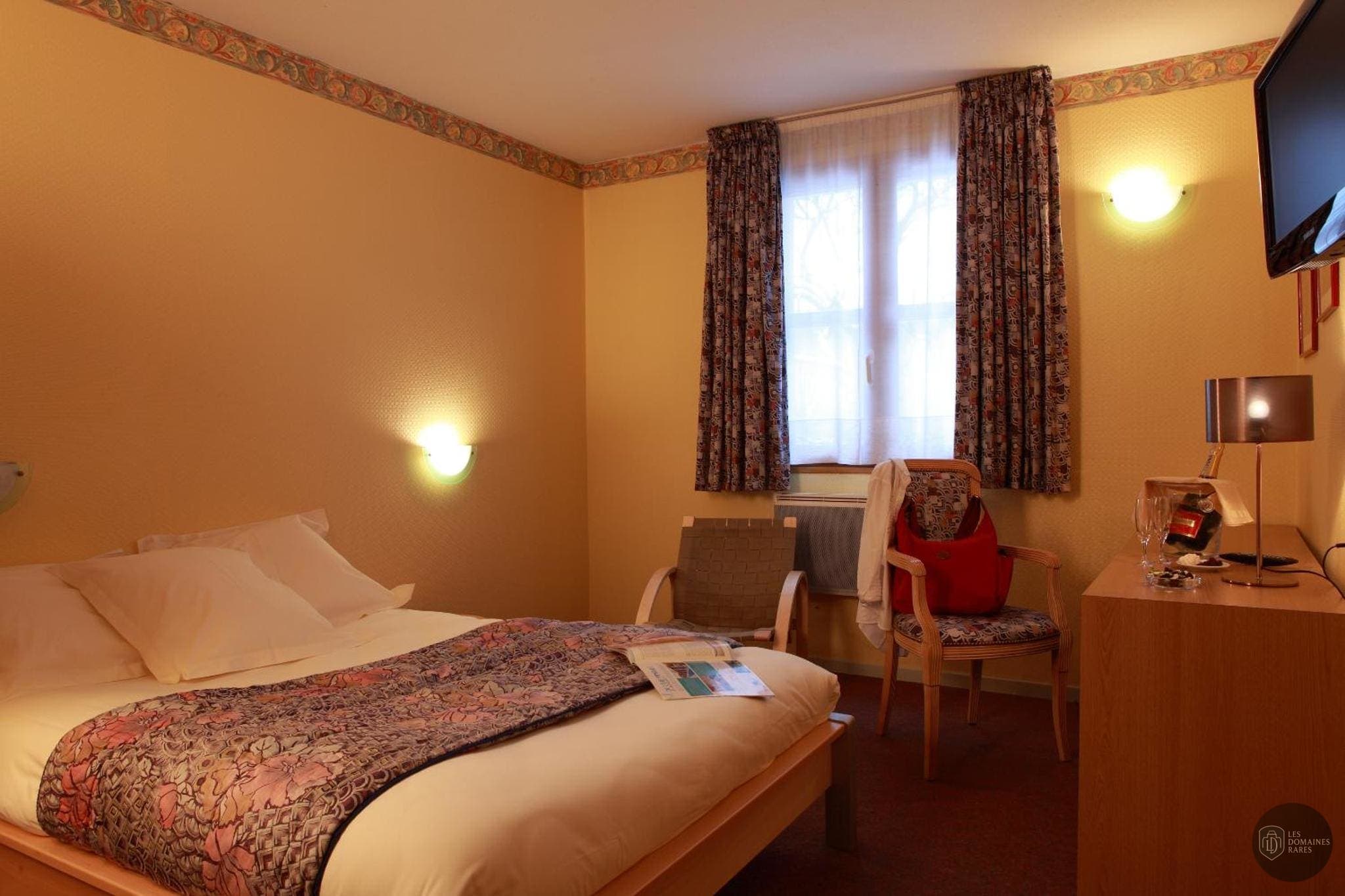Vue extérieure de l'hôtel Hôtel le Luth à Mirecourt en Grand Est