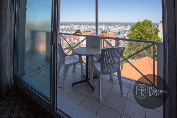 Vue extérieure de l'hôtel Hôtel le Nautic à Arcachon en Nouvelle-Aquitaine