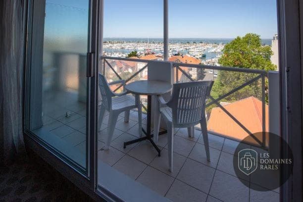 Vue extérieure de l'hôtel Hôtel le Nautic à Arcachon en Nouvelle-Aquitaine
