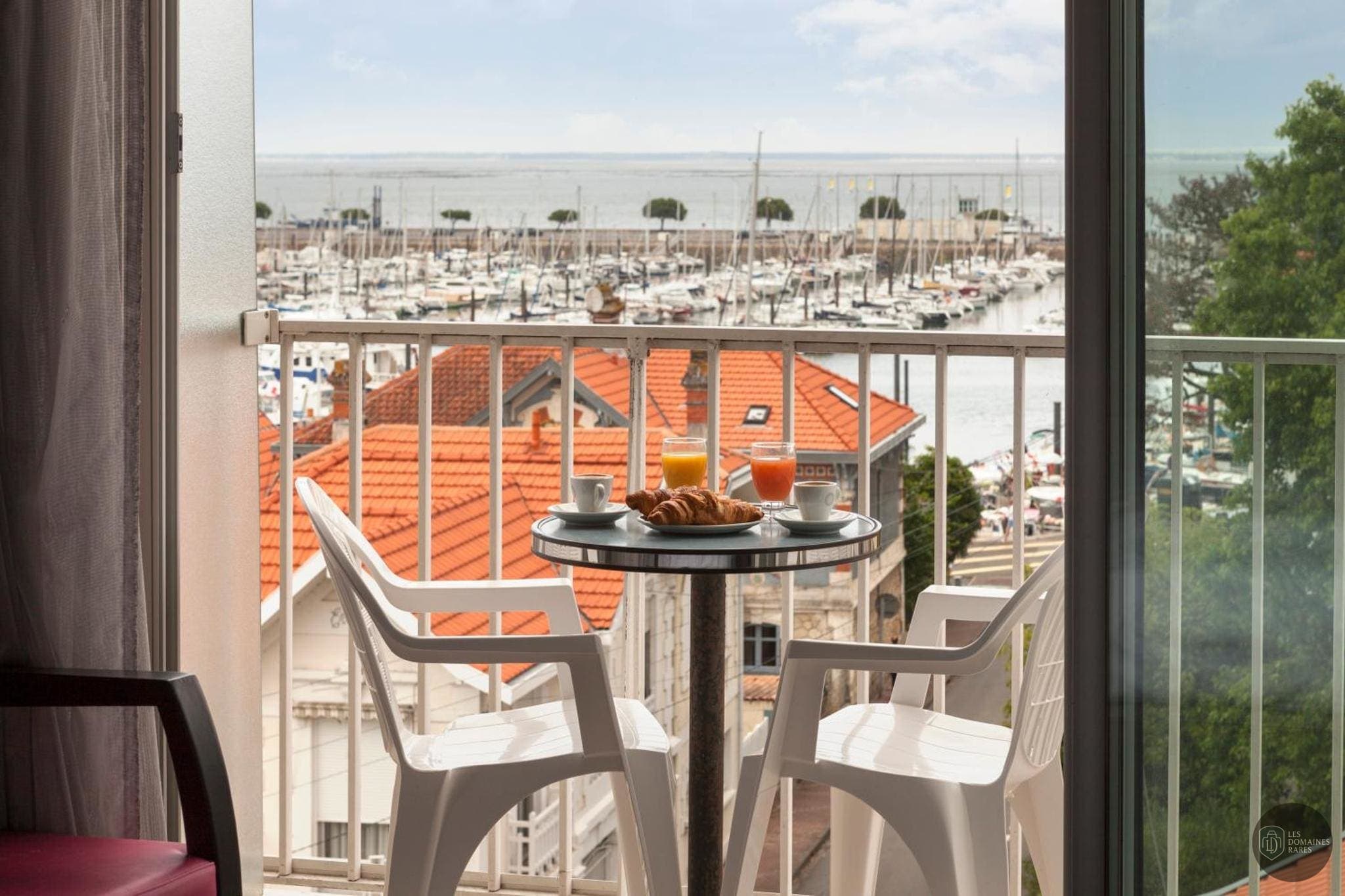 Vue extérieure de l'hôtel Hôtel le Nautic à Arcachon en Nouvelle-Aquitaine