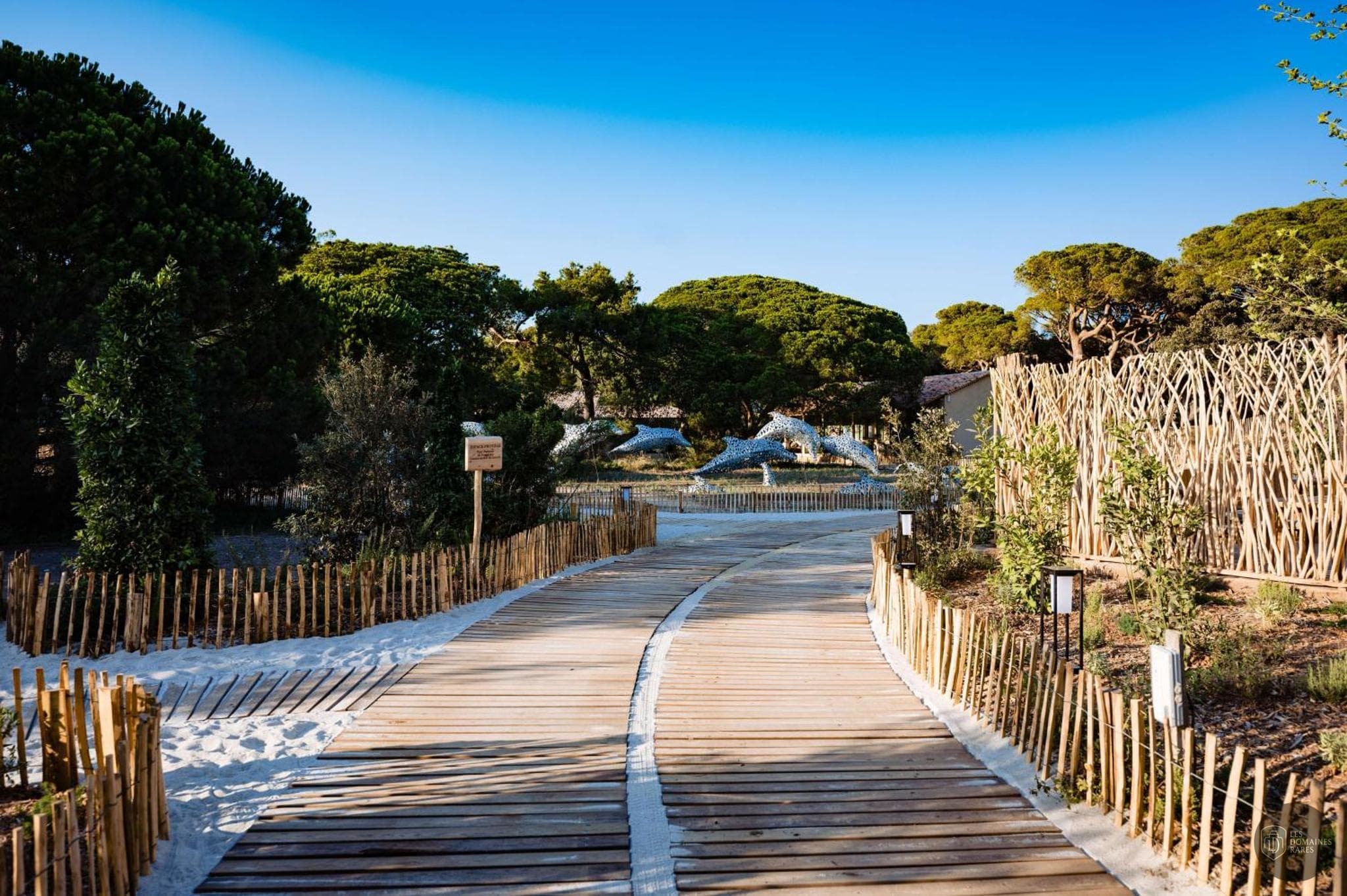 Vue extérieure de l'hôtel Hameau des Pesquiers en Provence-Alpes-Côte d'Azur