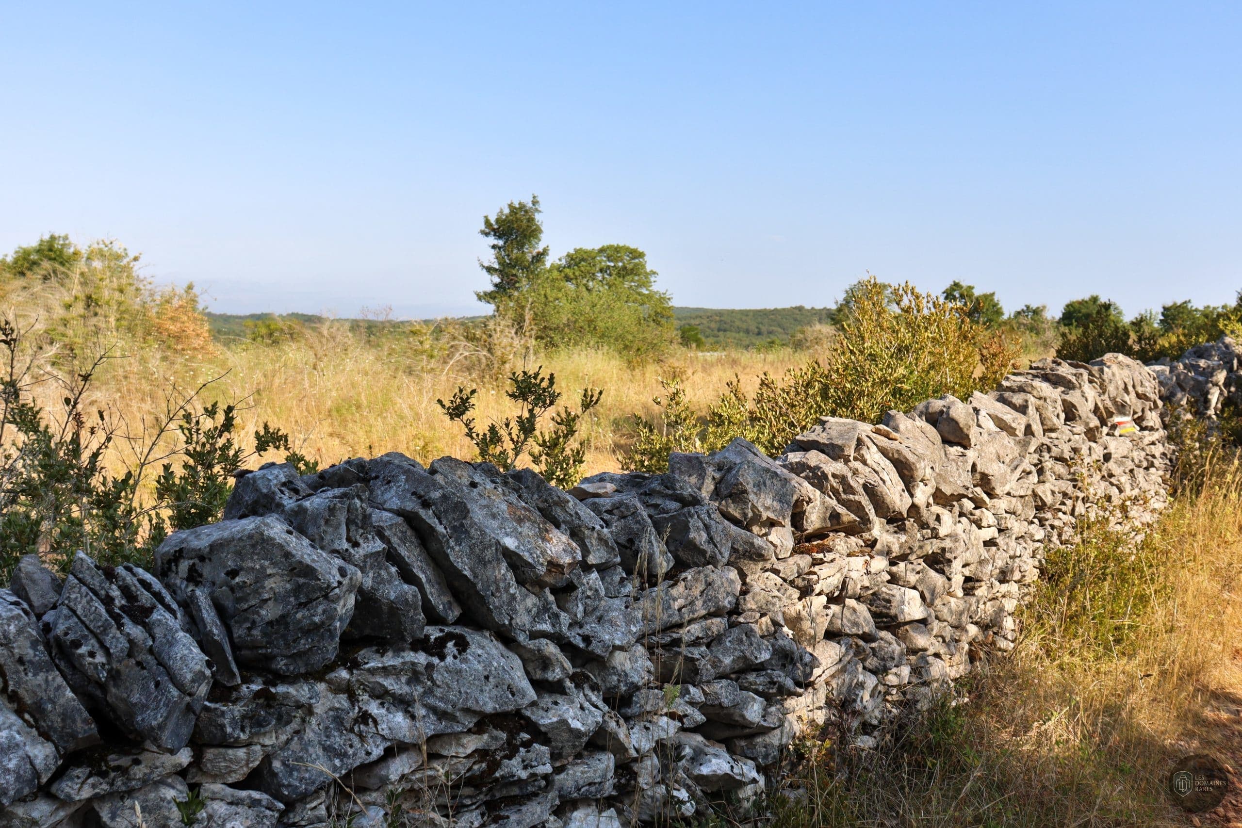 Muret en pierre sèche dans la campagne