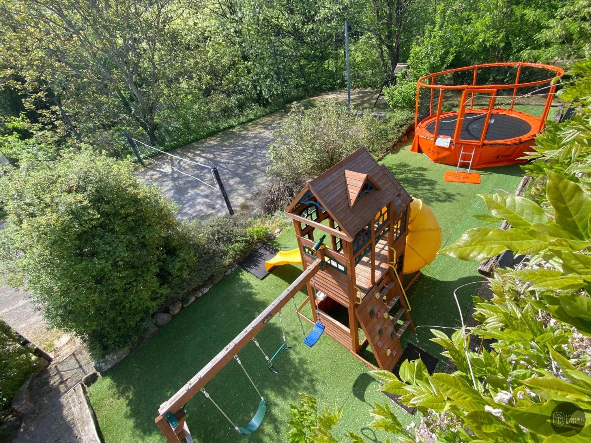 Vue extérieure de l'hôtel Hameau du Prat à Ribes en Auvergne-Rhône-Alpes