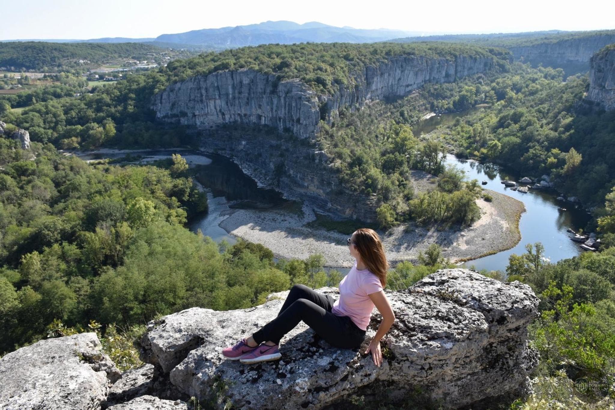 Vue extérieure de l'hôtel Hameau du Prat à Ribes en Auvergne-Rhône-Alpes