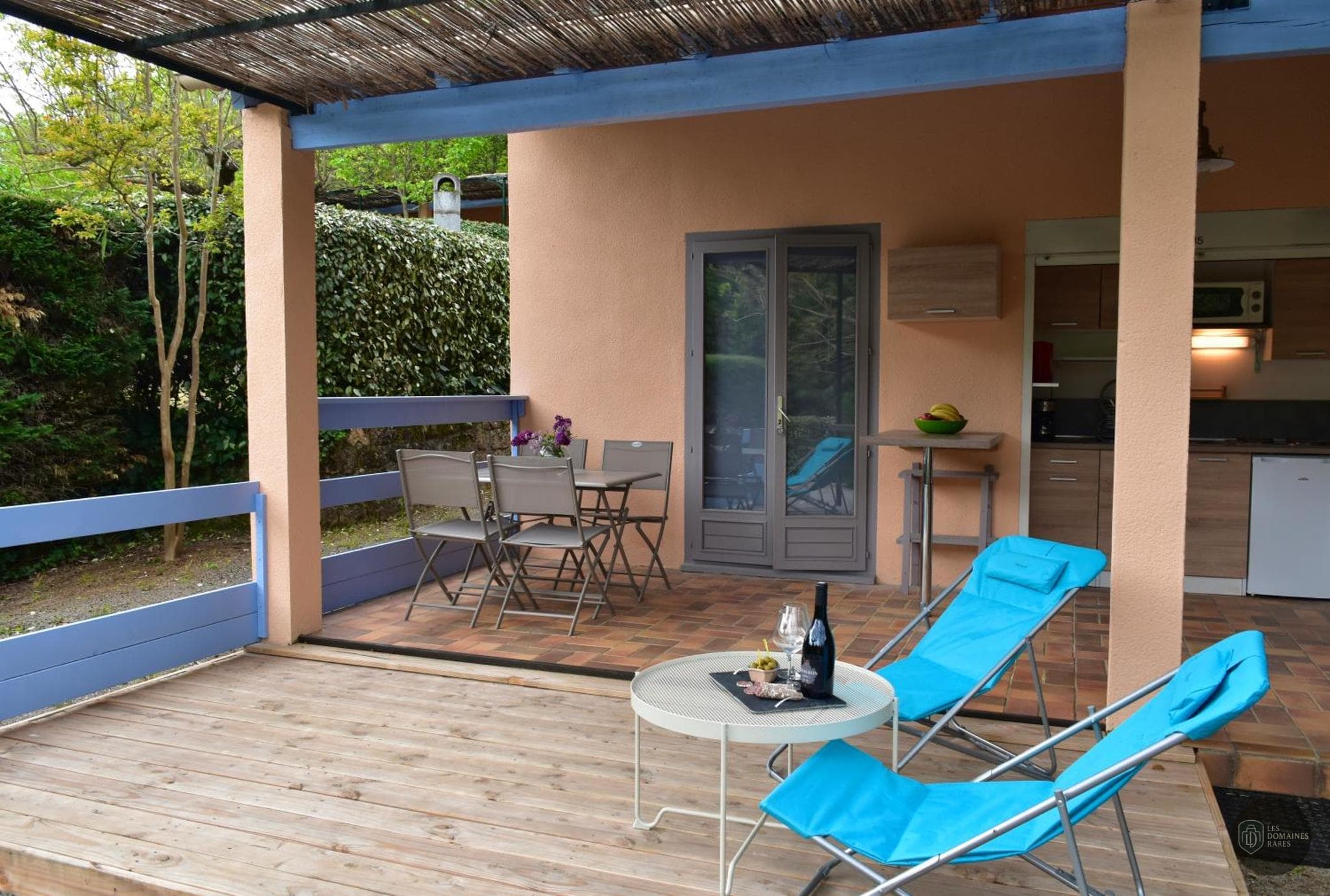 Vue extérieure de l'hôtel Hameau du Prat à Ribes en Auvergne-Rhône-Alpes