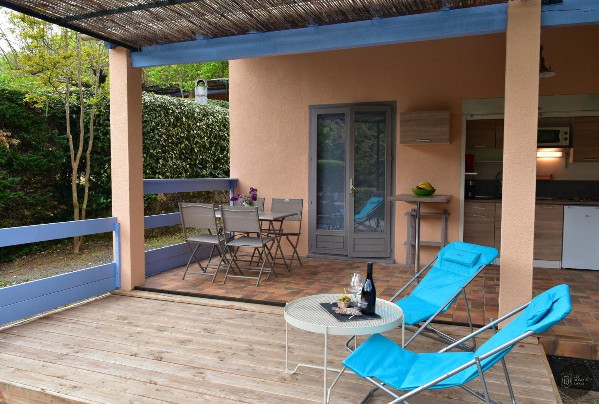 Vue extérieure de l'hôtel Hameau du Prat à Ribes en Auvergne-Rhône-Alpes