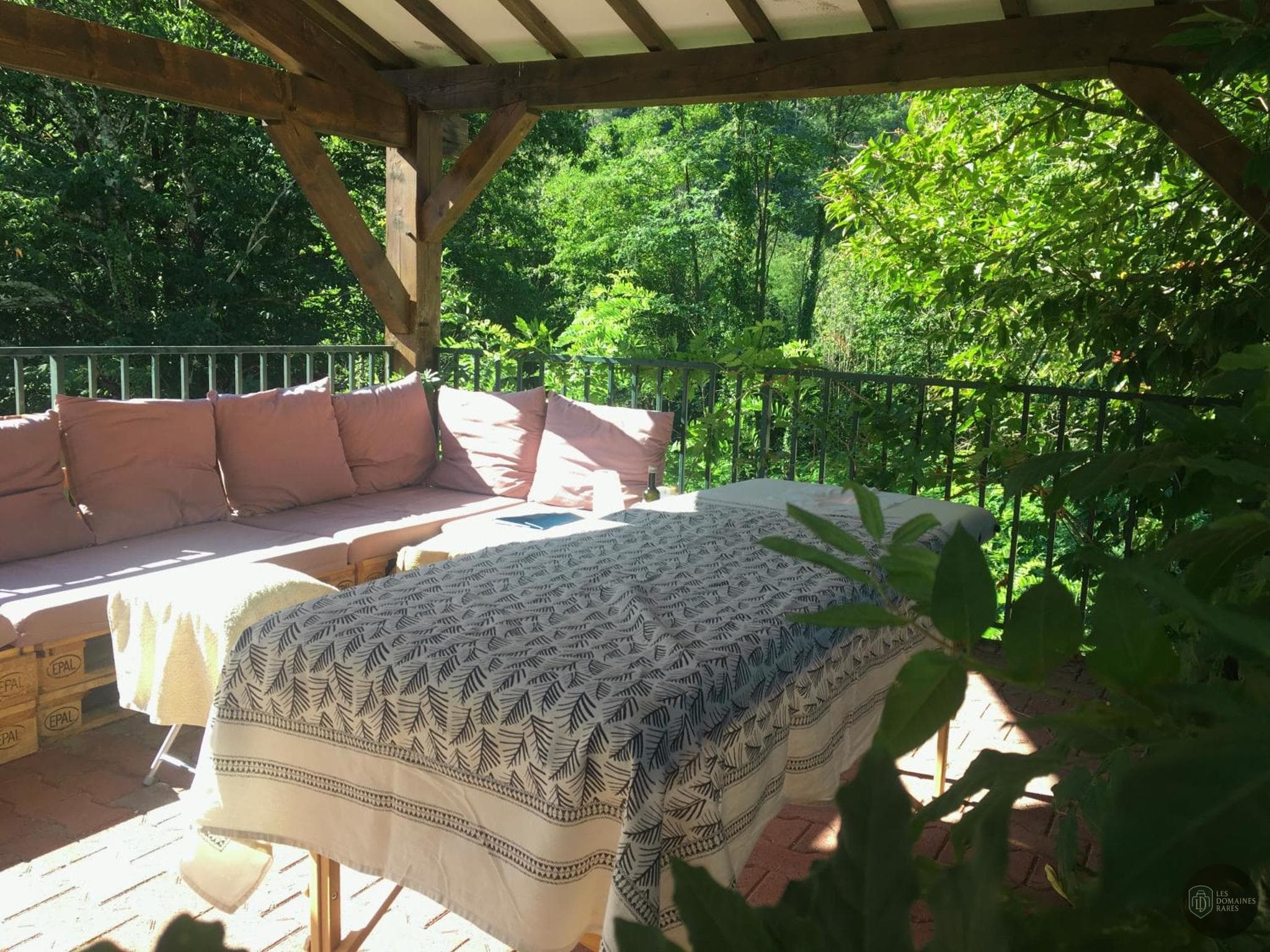 Vue extérieure de l'hôtel Hameau du Prat à Ribes en Auvergne-Rhône-Alpes