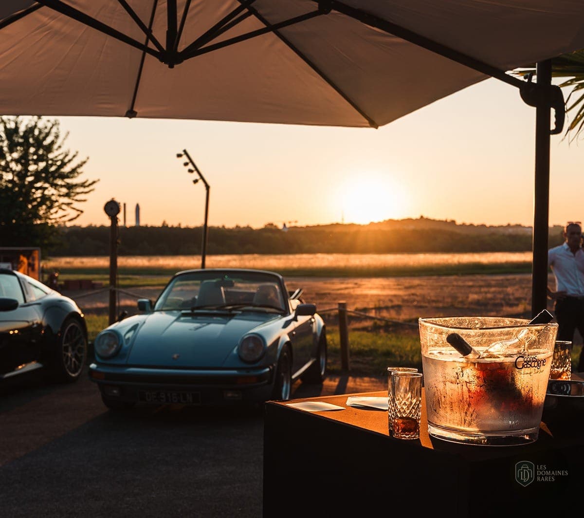 Voitures de luxe et coucher de soleil