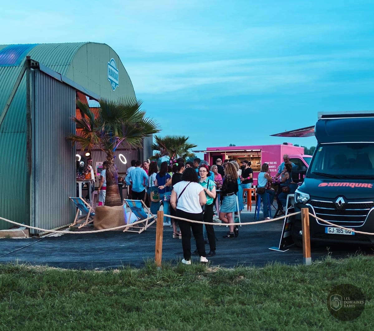 Hangar 48, extérieur avec Foodtruck