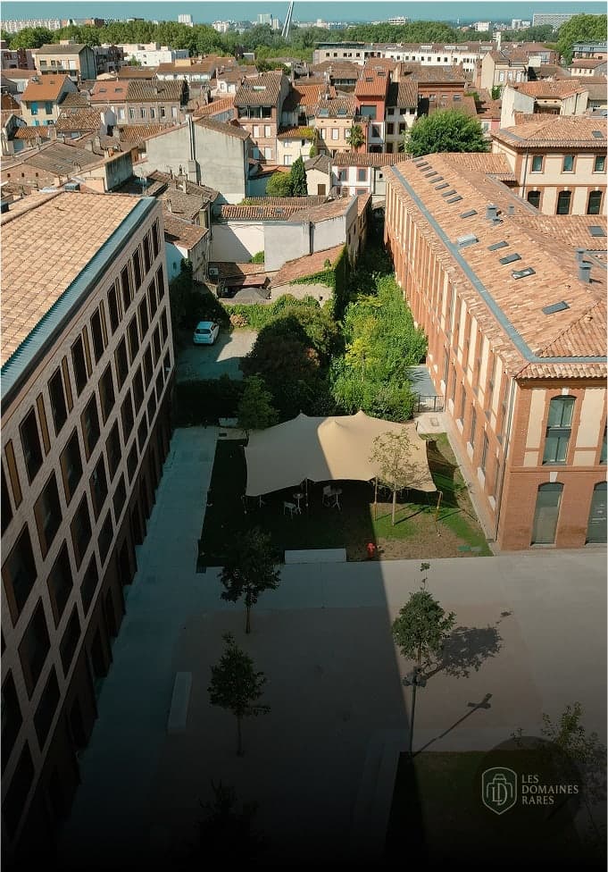 Vue aérienne cour intérieure avec tente