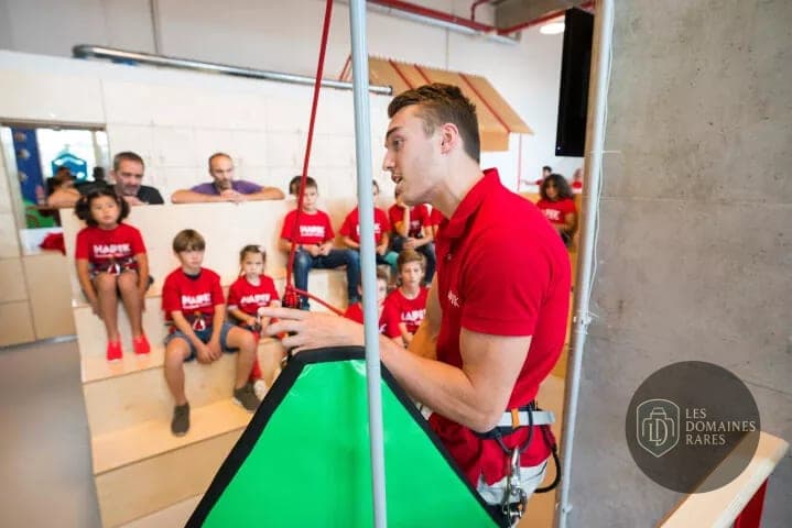 Moniteur expliquant les consignes aux enfants
