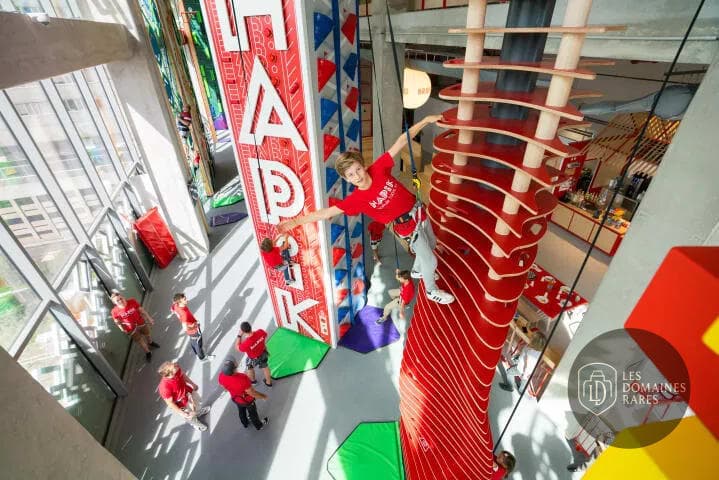 Enfant escaladant une structure intérieure