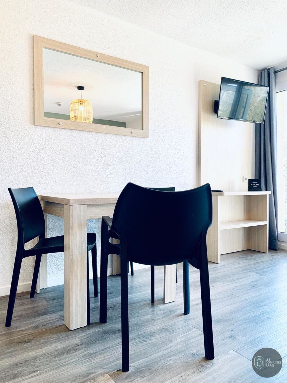 Vue extérieure de l'hôtel Hippotel à Le en Hauts-de-France