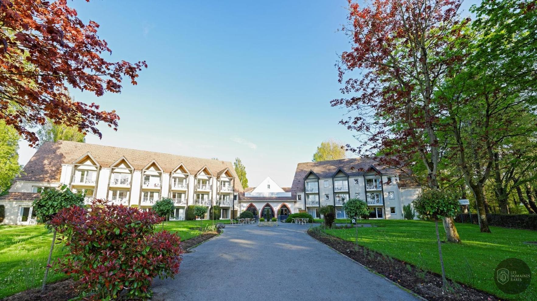 Vue extérieure de l'hôtel Hippotel à Le en Hauts-de-France