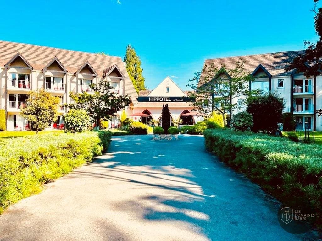 Vue extérieure de l'hôtel Hippotel à Le en Hauts-de-France
