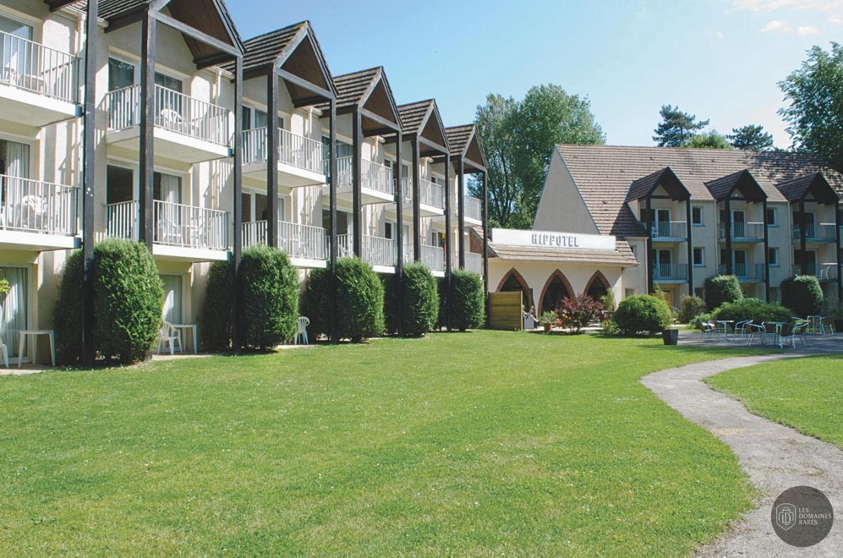 Vue extérieure de l'hôtel Hippotel à Le en Hauts-de-France