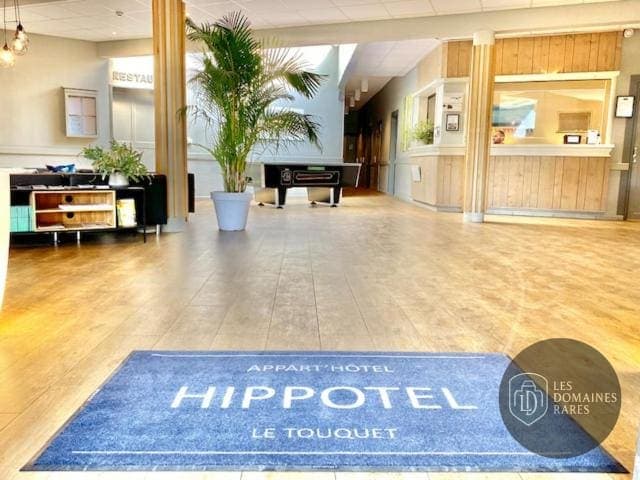 Vue extérieure de l'hôtel Hippotel à Le en Hauts-de-France