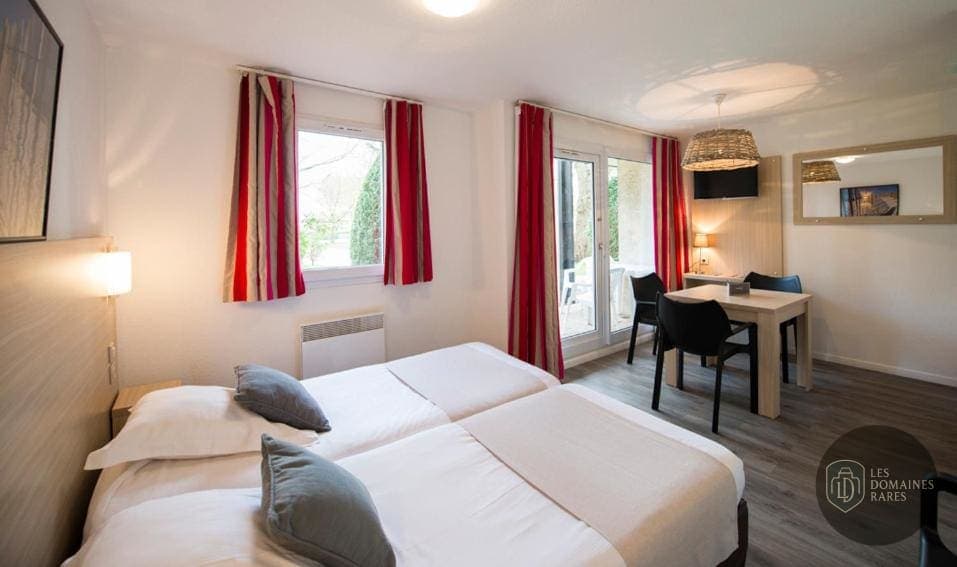 Vue extérieure de l'hôtel Hippotel à Le en Hauts-de-France