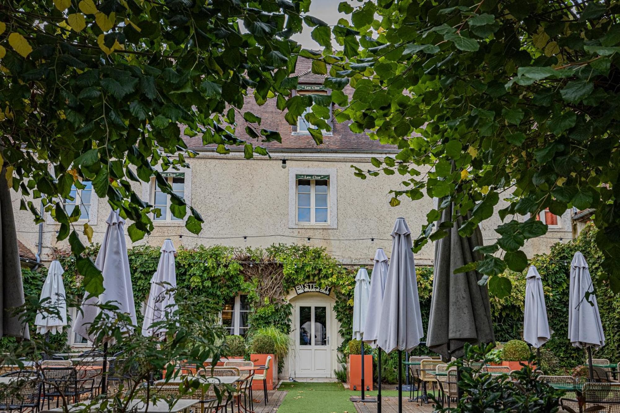 Vue extérieure du lieu Hostellerie des Clos à Chablis en Bourgogne-Franche-Comté