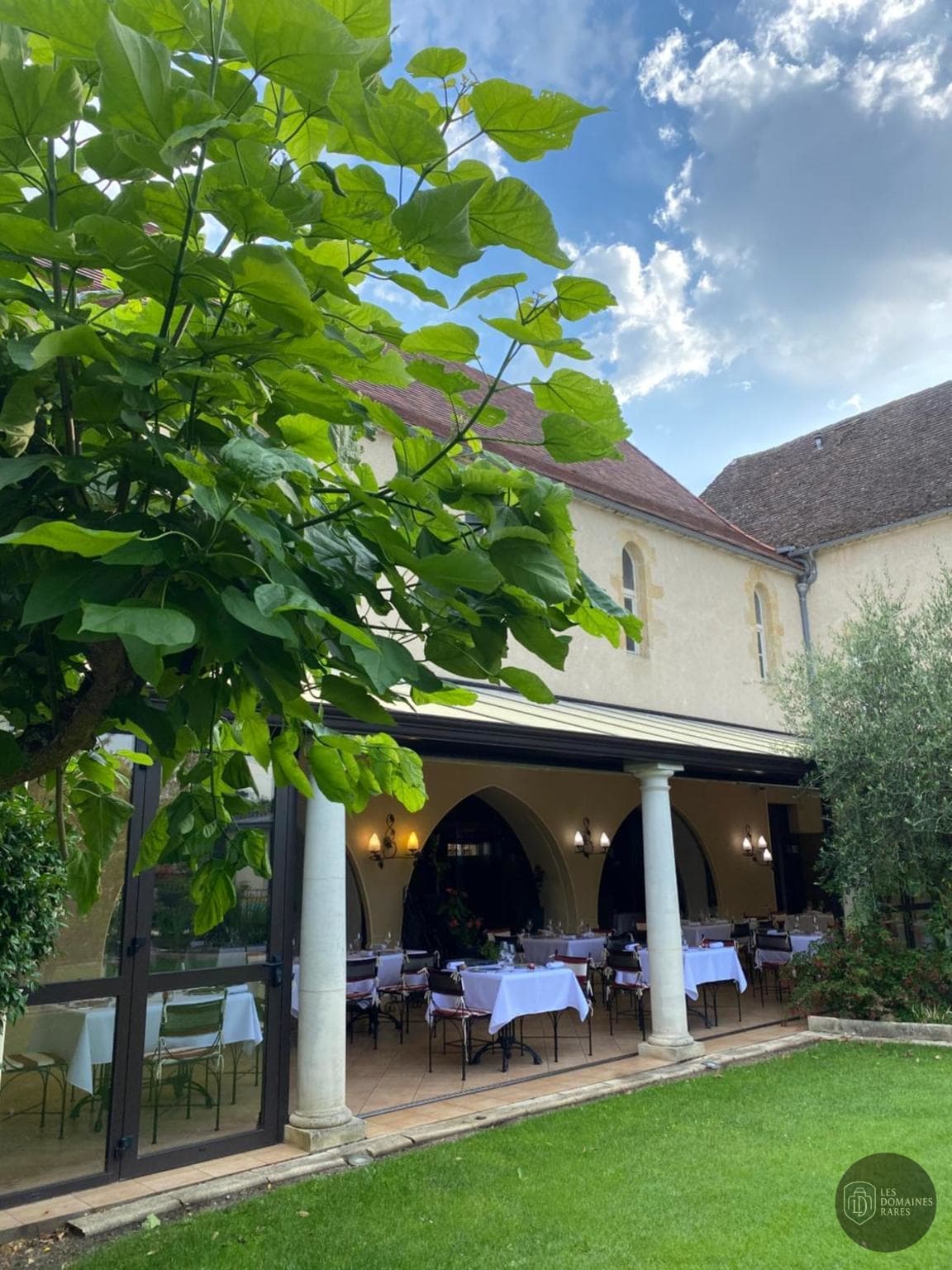 Vue extérieure du lieu Hostellerie des Ducs à Duras en Nouvelle-Aquitaine