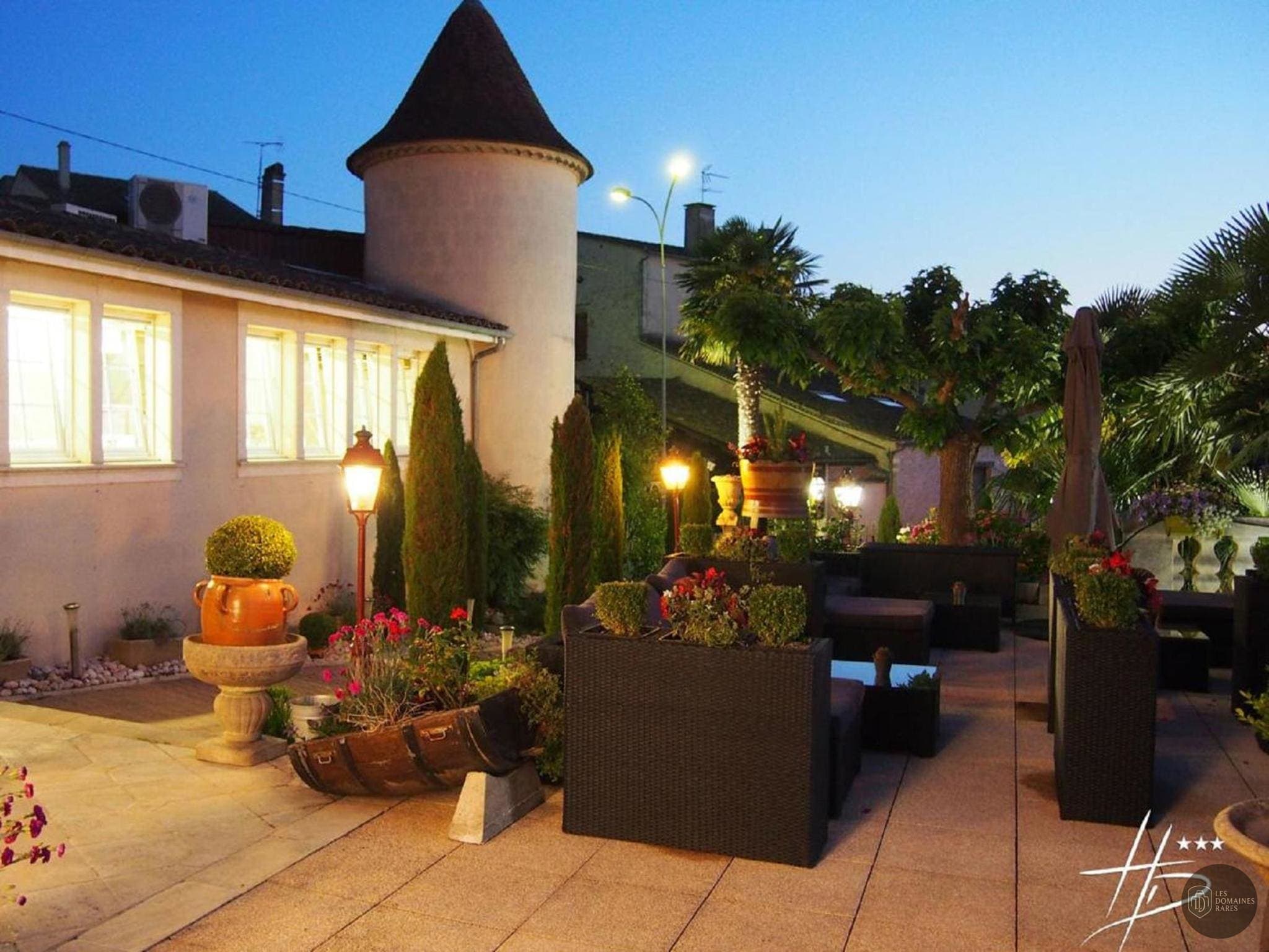 Vue extérieure du lieu Hostellerie des Ducs à Duras en Nouvelle-Aquitaine