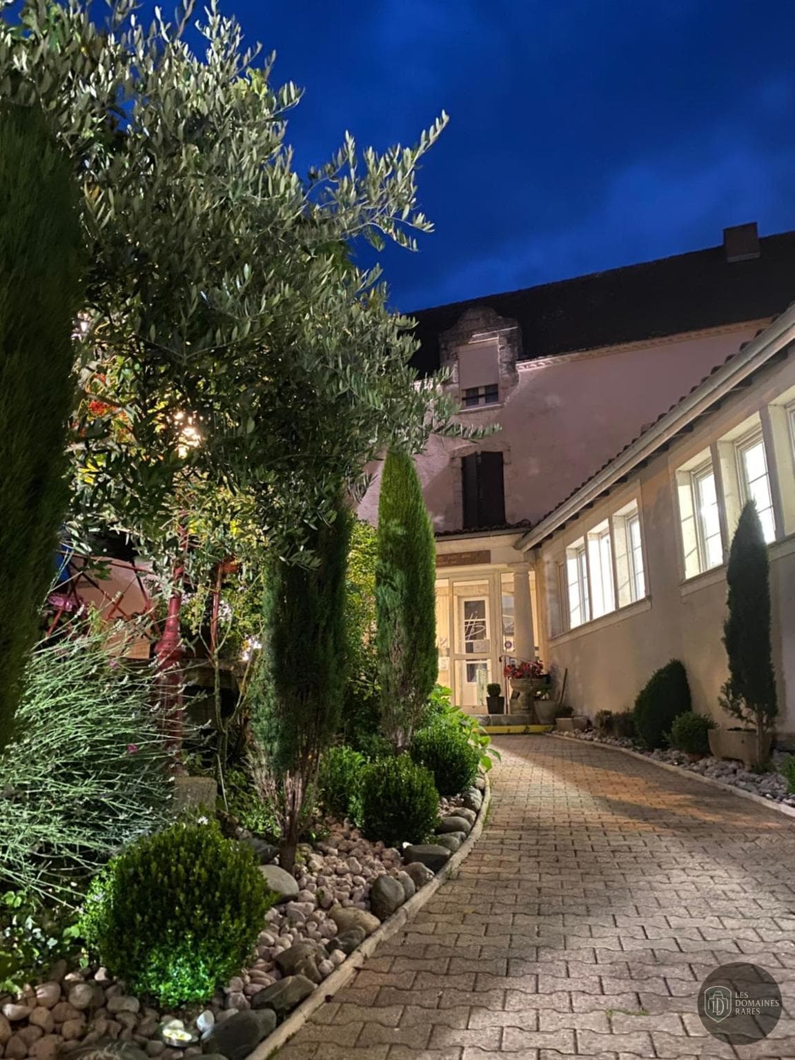 Vue extérieure du lieu Hostellerie des Ducs à Duras en Nouvelle-Aquitaine