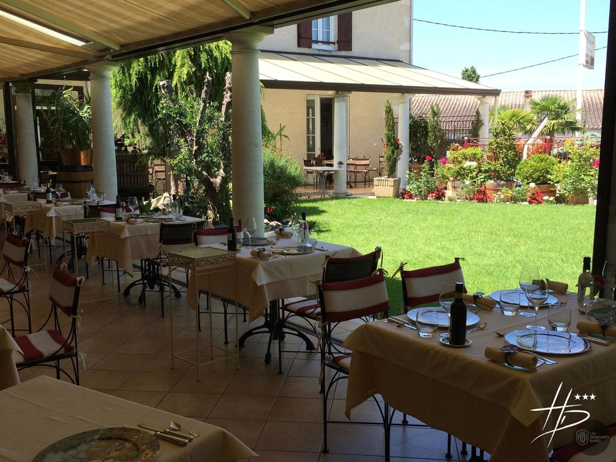 Vue extérieure du lieu Hostellerie des Ducs à Duras en Nouvelle-Aquitaine