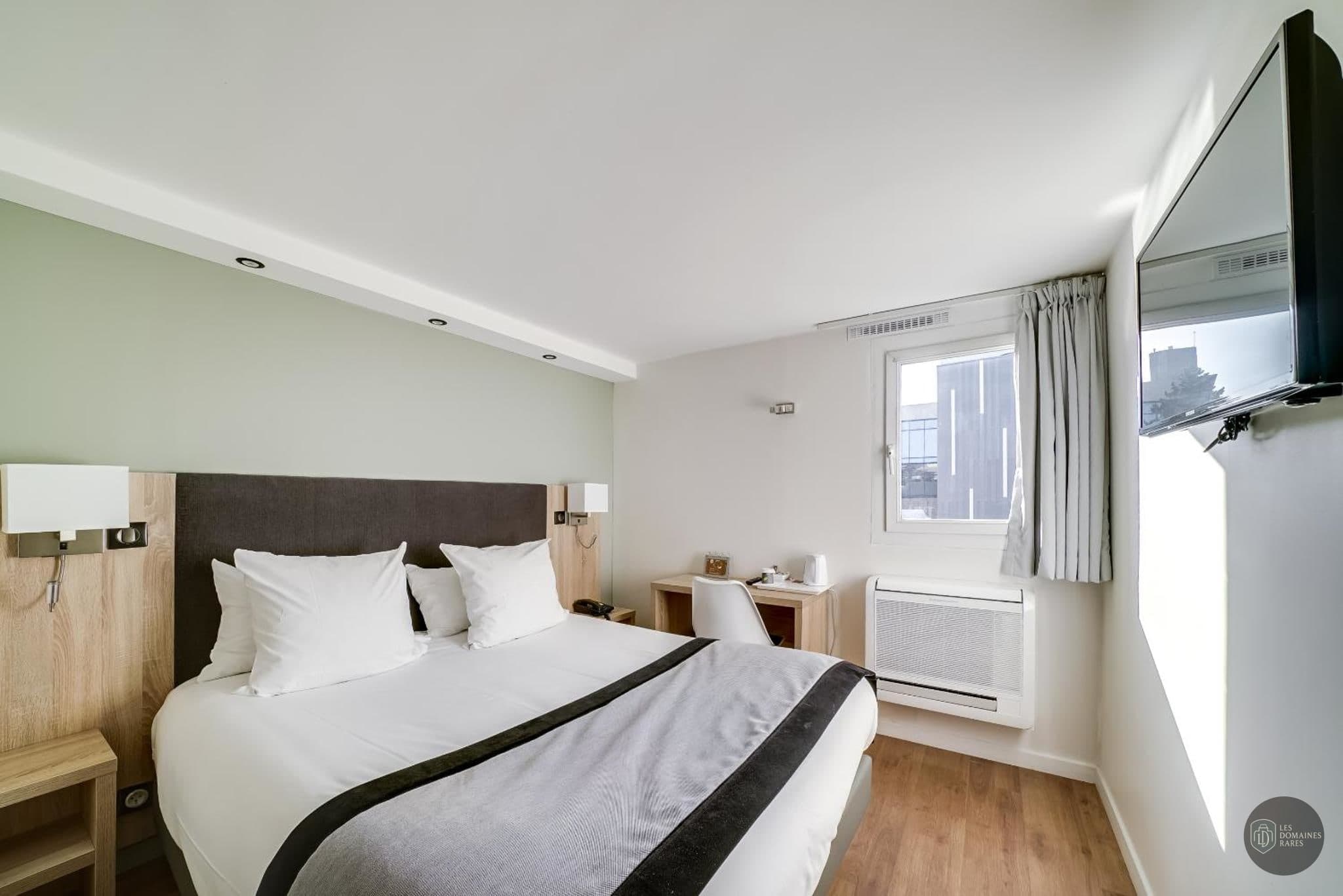 Chambre de l'hôtel Hotel-Restaurant L'Amandier à Nanterre en Île-de-France