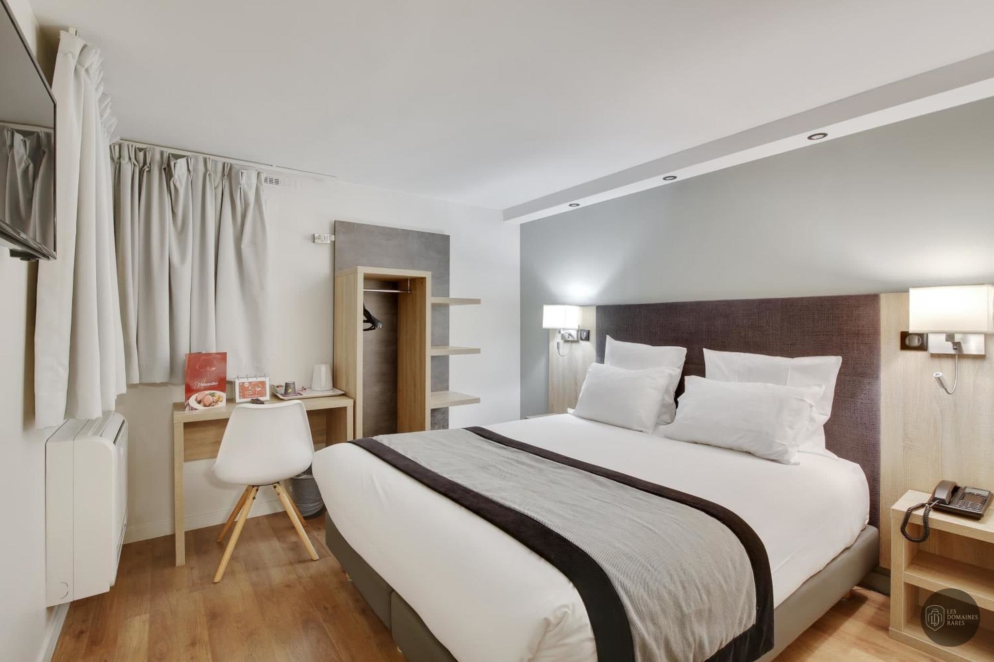 Chambre de l'hôtel Hotel-Restaurant L'Amandier à Nanterre en Île-de-France