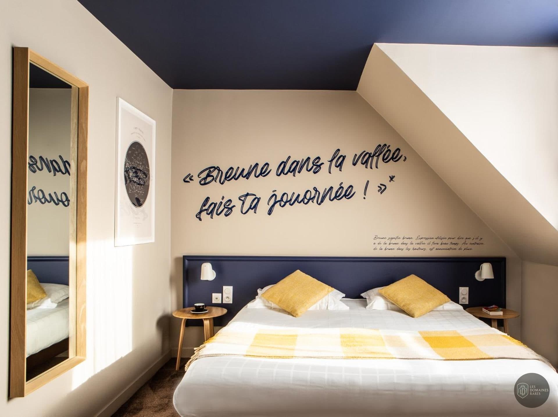 Chambre de l'hôtel Hotel Antares à Deauville en Normandie - séminaire la rivière-saint-sauveur