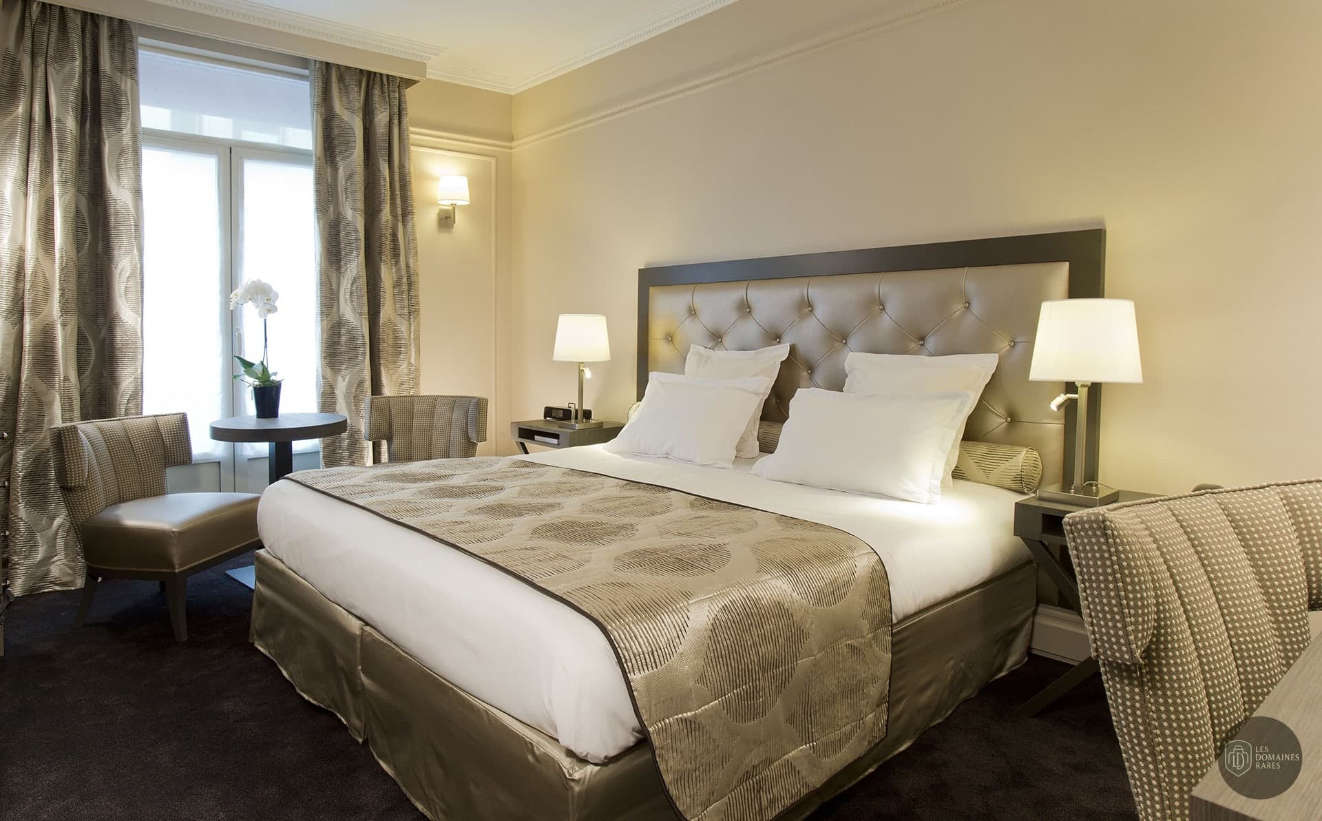Chambre avec lit double et coin salon