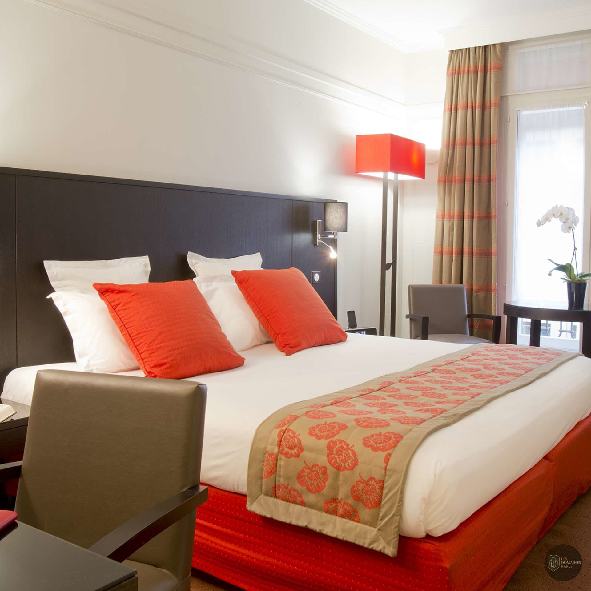 Chambre spacieuse avec grand lit