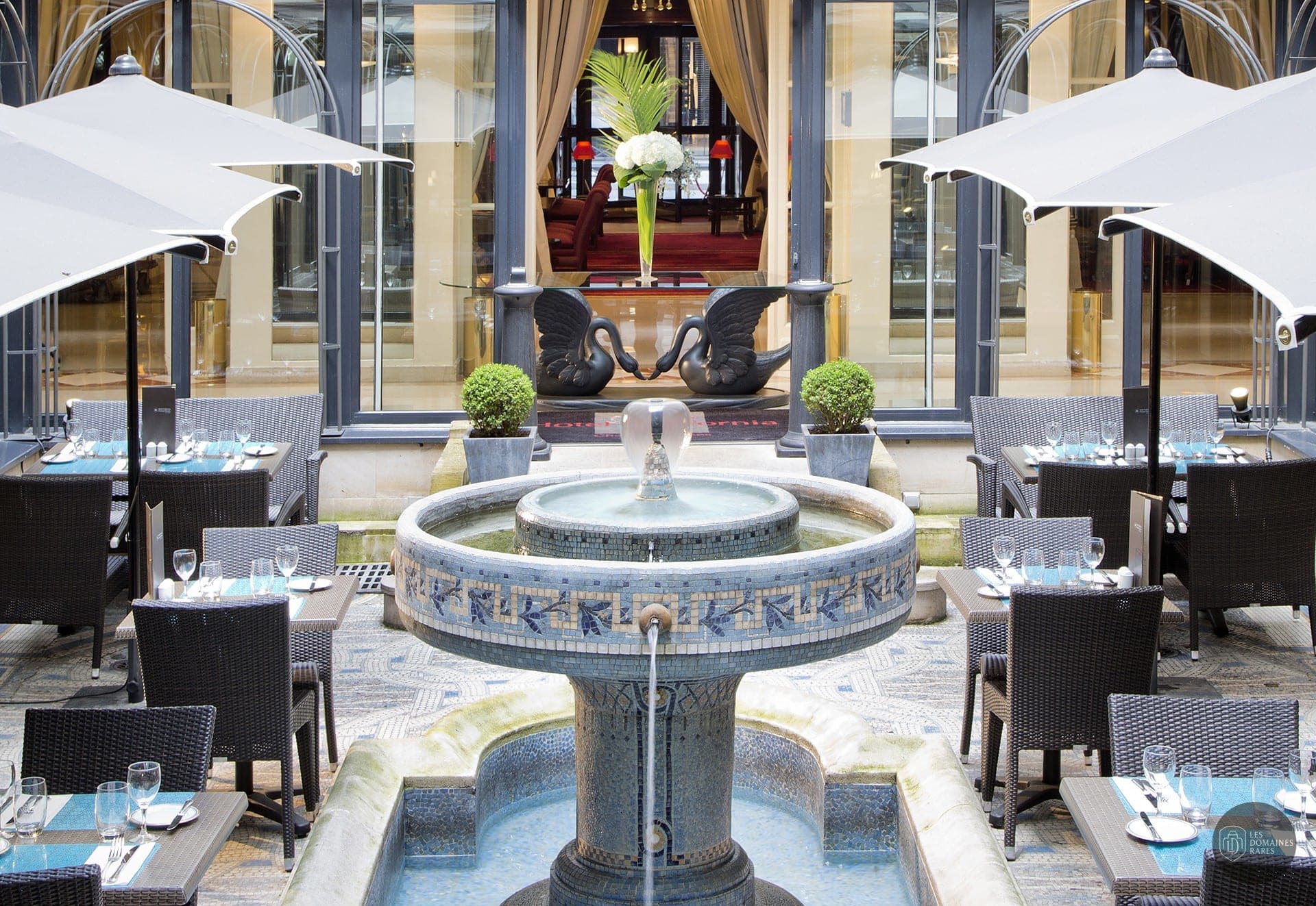 Terrasse du restaurant avec fontaine centrale