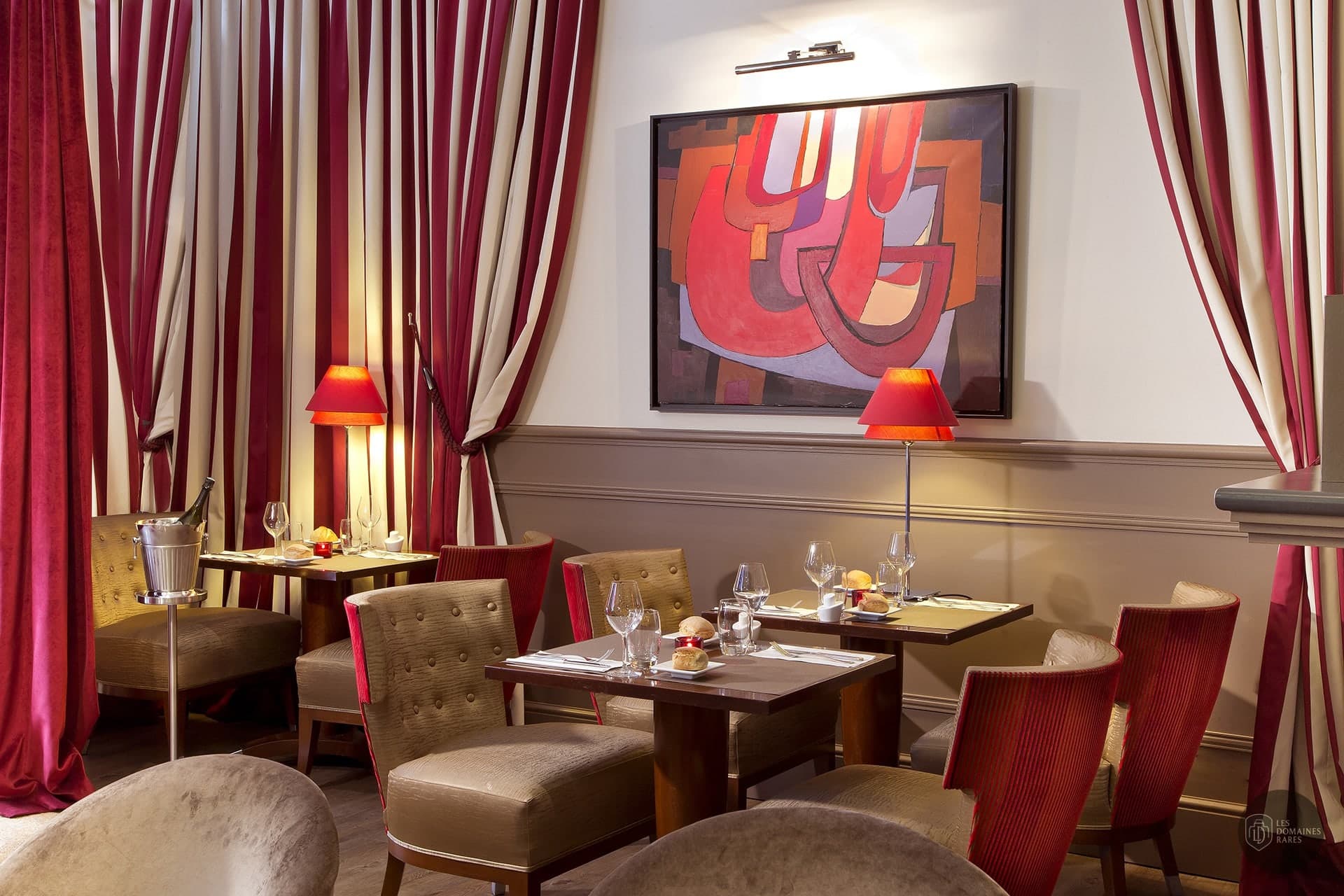 Restaurant intérieur, tables dressées