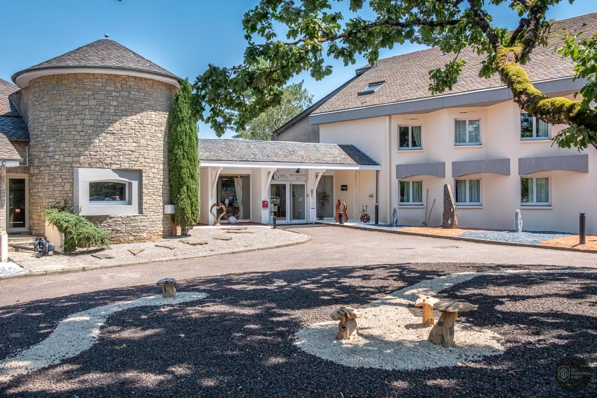 Vue extérieure de l'hôtel Hotel Causse Comtal à Gages en Occitanie