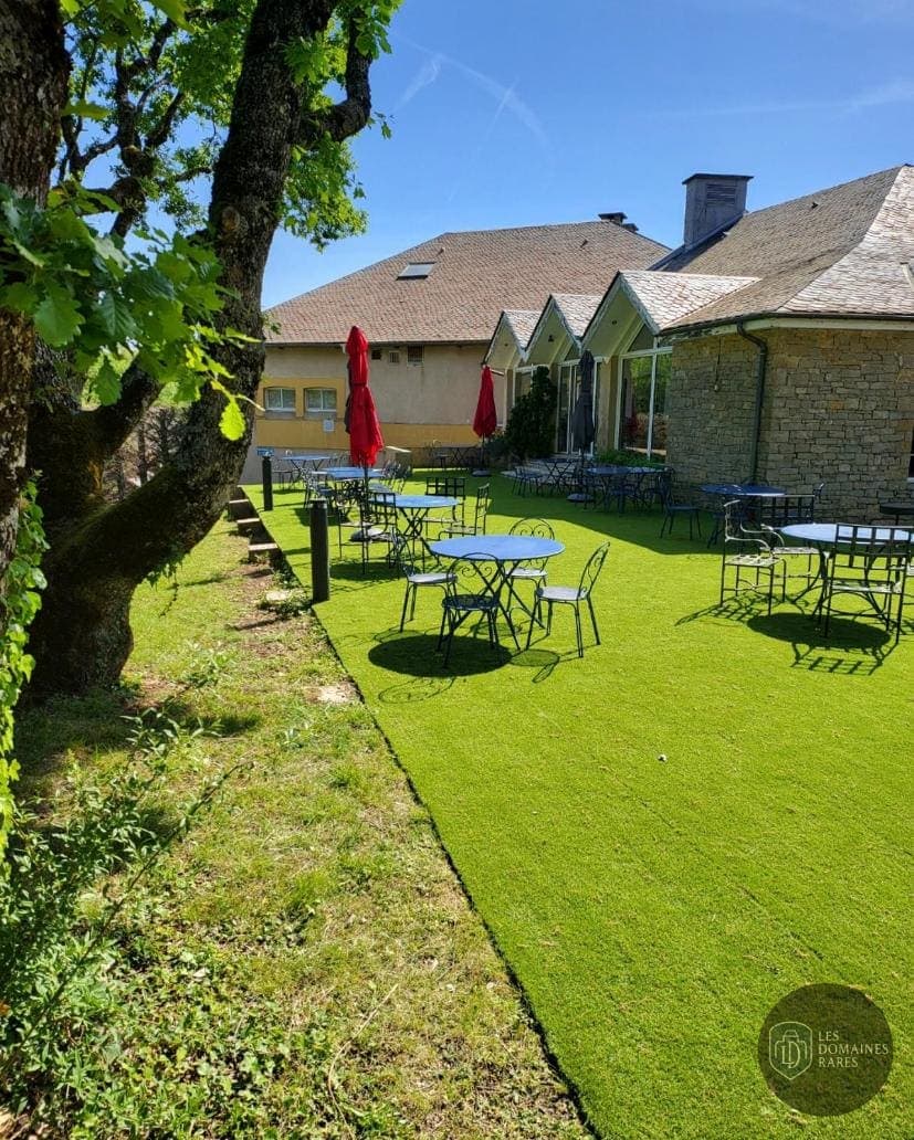 Vue extérieure de l'hôtel Hotel Causse Comtal à Gages en Occitanie
