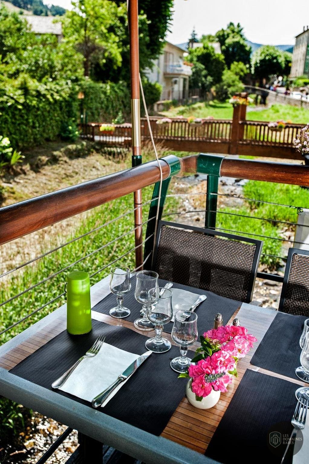Vue extérieure de l'hôtel Hotel Family et Spa à Meyrueis en Occitanie