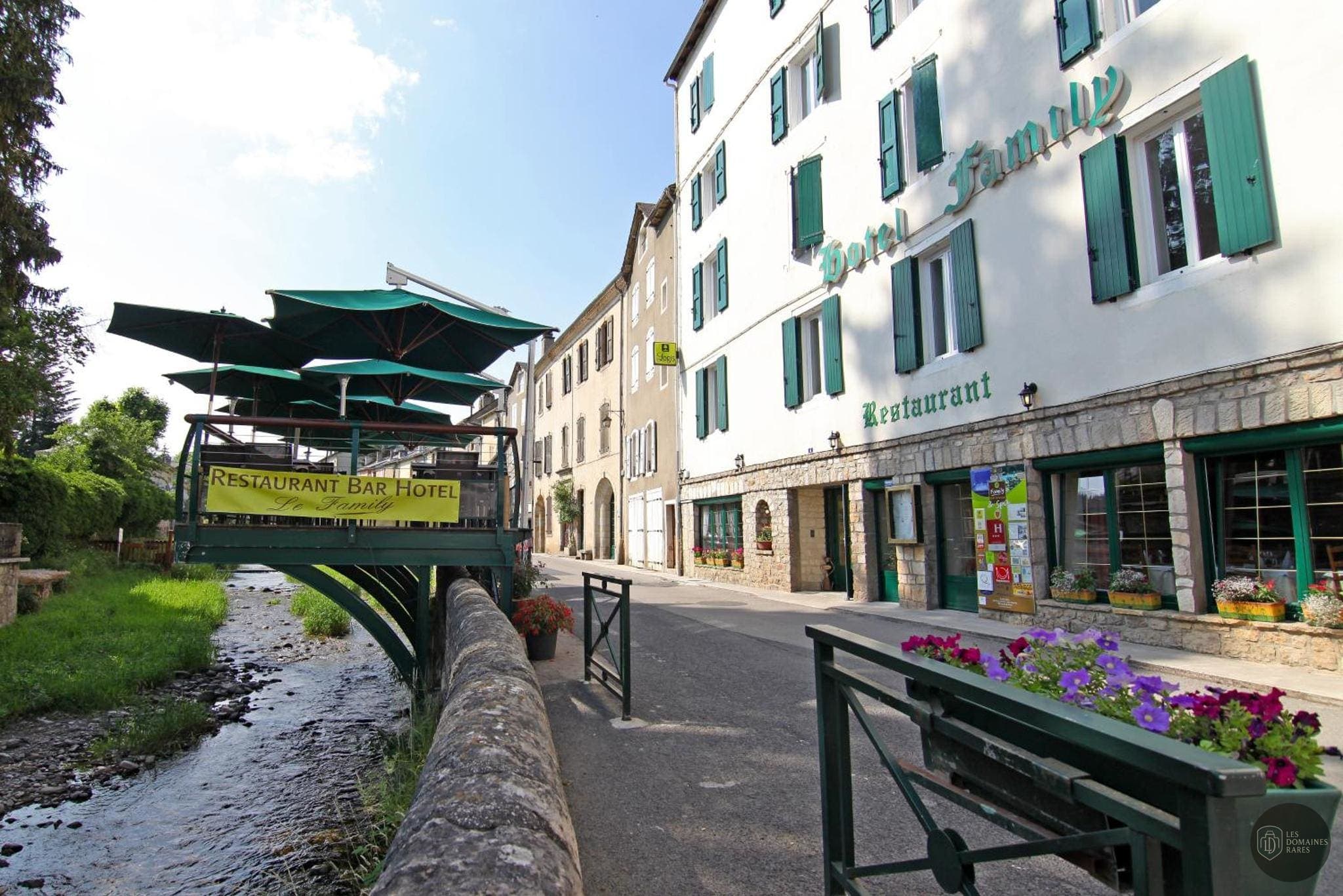 Vue extérieure de l'hôtel Hotel Family et Spa à Meyrueis en Occitanie