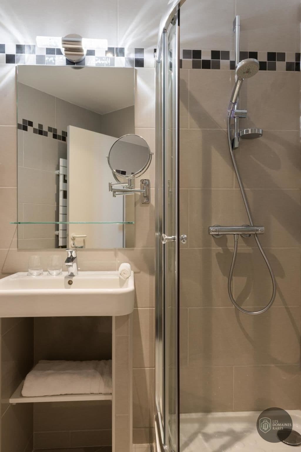 Salle de bain de l'hôtel Hotel France Albion à Paris en Île-de-France