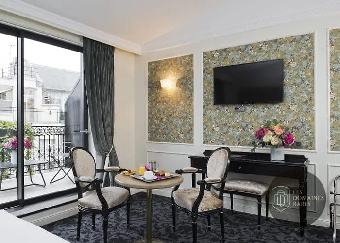 Chambre de l'hôtel Hotel Francois 1er à Paris en Île-de-France - séminaire paris france coordonnées gps latitude : 48.870203
