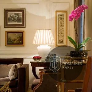 Espace intérieur de l'hôtel Hotel Francois 1er à Paris en Île-de-France