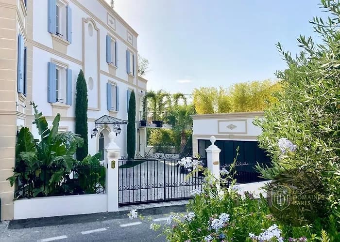 Vue extérieure de l'hôtel Hotel Giraglia à Port en Provence-Alpes-Côte d'Azur
