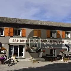 Vue extérieure de l'hôtel Hotel La Decouverte à Les en Auvergne-Rhône-Alpes
