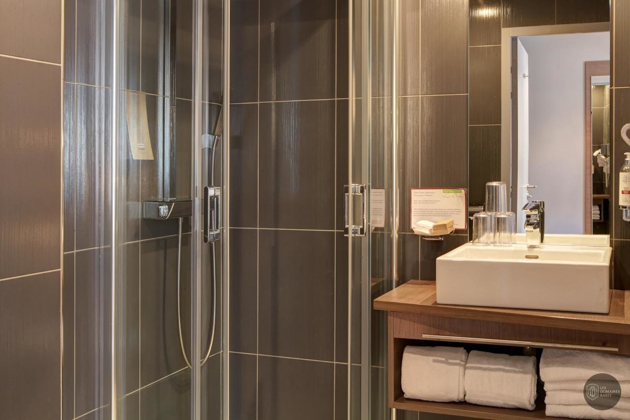 Salle de bain de l'hôtel Hotel Le Benhuyc en Bretagne
