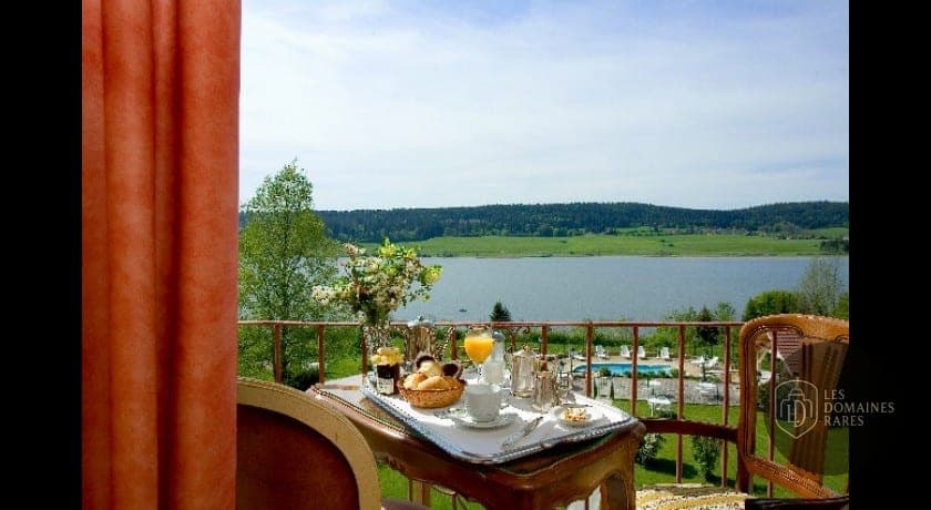 Petit-déjeuner sur terrasse avec vue lac