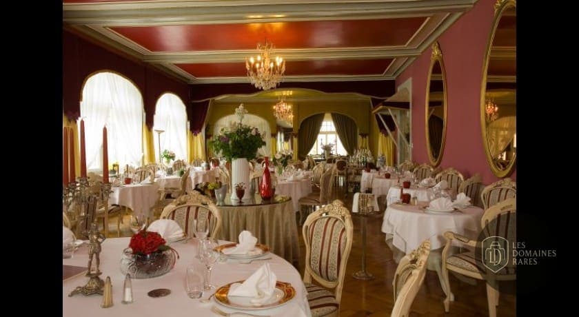 Salle de restaurant élégante, tables dressées