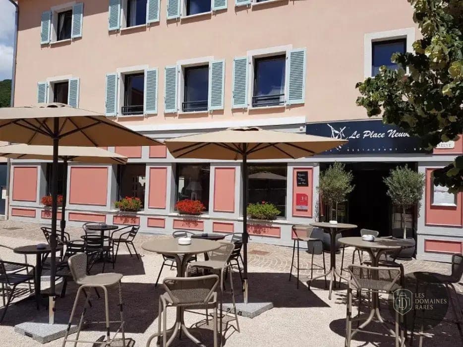 Vue extérieure de l'hôtel Hotel Le Place Neuve à Brullioles en Auvergne-Rhône-Alpes