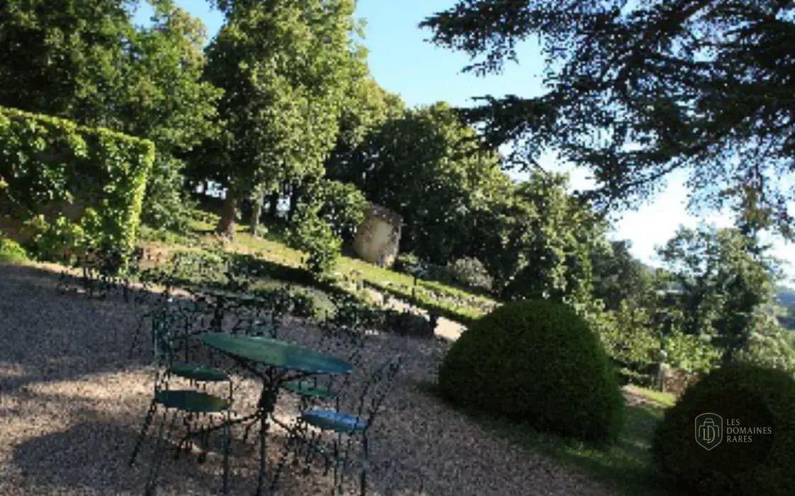 Vue extérieure de l'hôtel Hotel Le Place Neuve à Brullioles en Auvergne-Rhône-Alpes