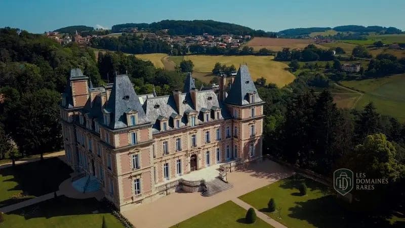 Vue extérieure de l'hôtel Hotel Le Place Neuve à Brullioles en Auvergne-Rhône-Alpes