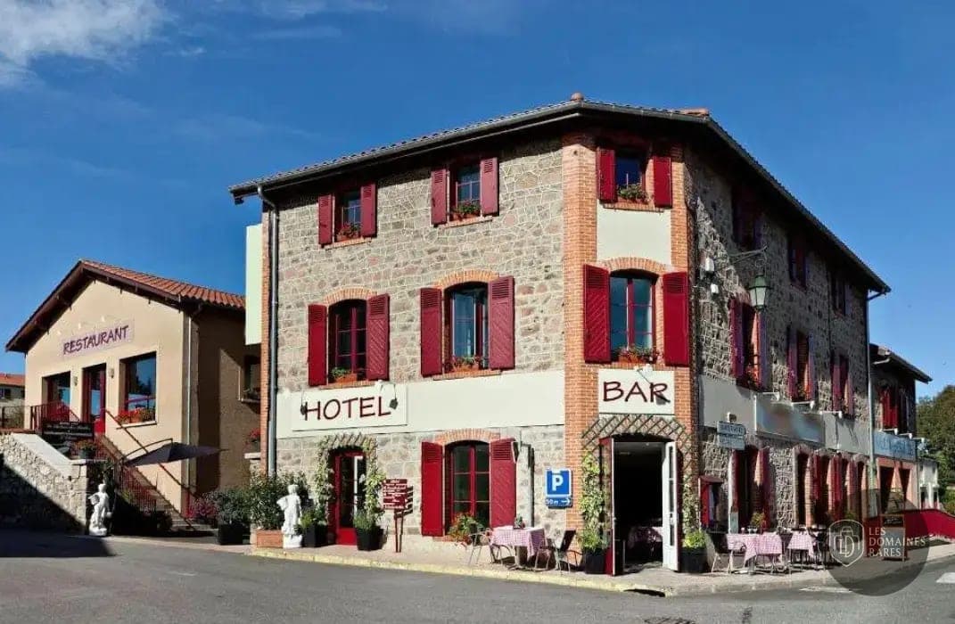 Vue extérieure de l'hôtel Hotel Le Place Neuve à Brullioles en Auvergne-Rhône-Alpes